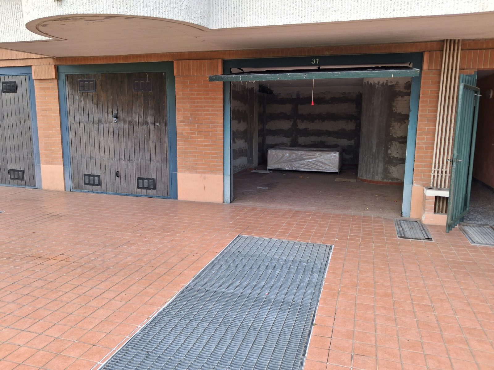 Vendita Lainate Centro – Ampio Box in Prestigioso Complesso 