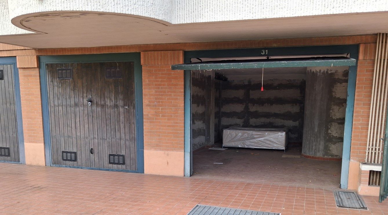 BOX AUTO - Lainate Centro – Ampio Box in Prestigioso Complesso "Domus Verde".